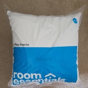 🆕️ Room Essentials 2 Pillow Inserts 16x16  (NWT)